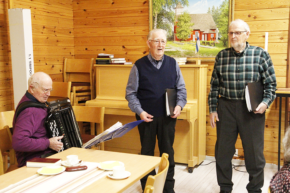 Veikko Saksio, Alpo Saksio ja Erkki Saksio esiintyvät seurakuntakerholaisille.