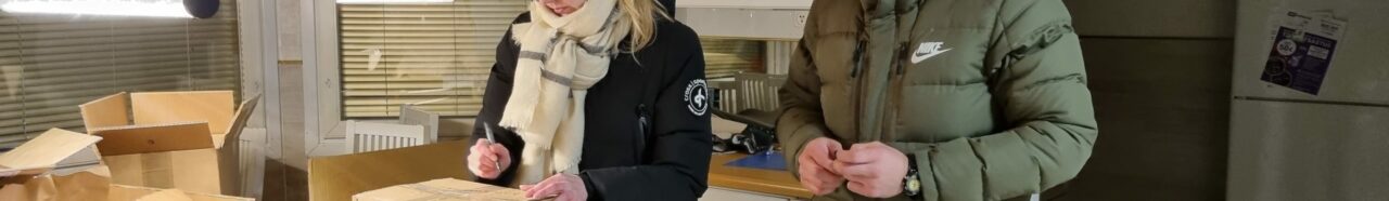 Anastasiya ja Taras ||Ukrainaan_lääkkeiden_pakkaus|Ukrainaan_avustustavaraa_simonen