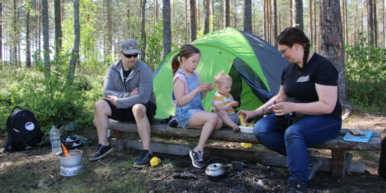 Viitaluoman perhe telttailu retkeily kesä_Minna Kolistaja