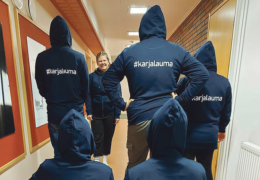 Hupparipäisiä nuoria selin kuvattuna