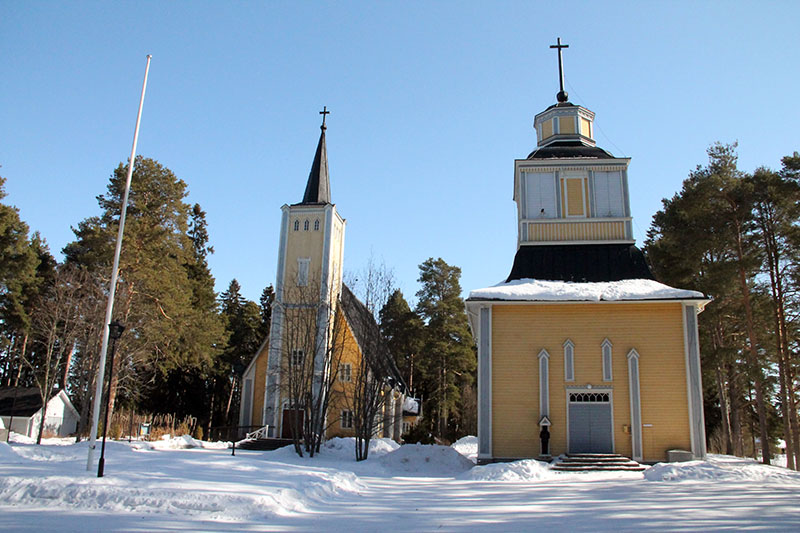 Muhoksen kirkko talvella.