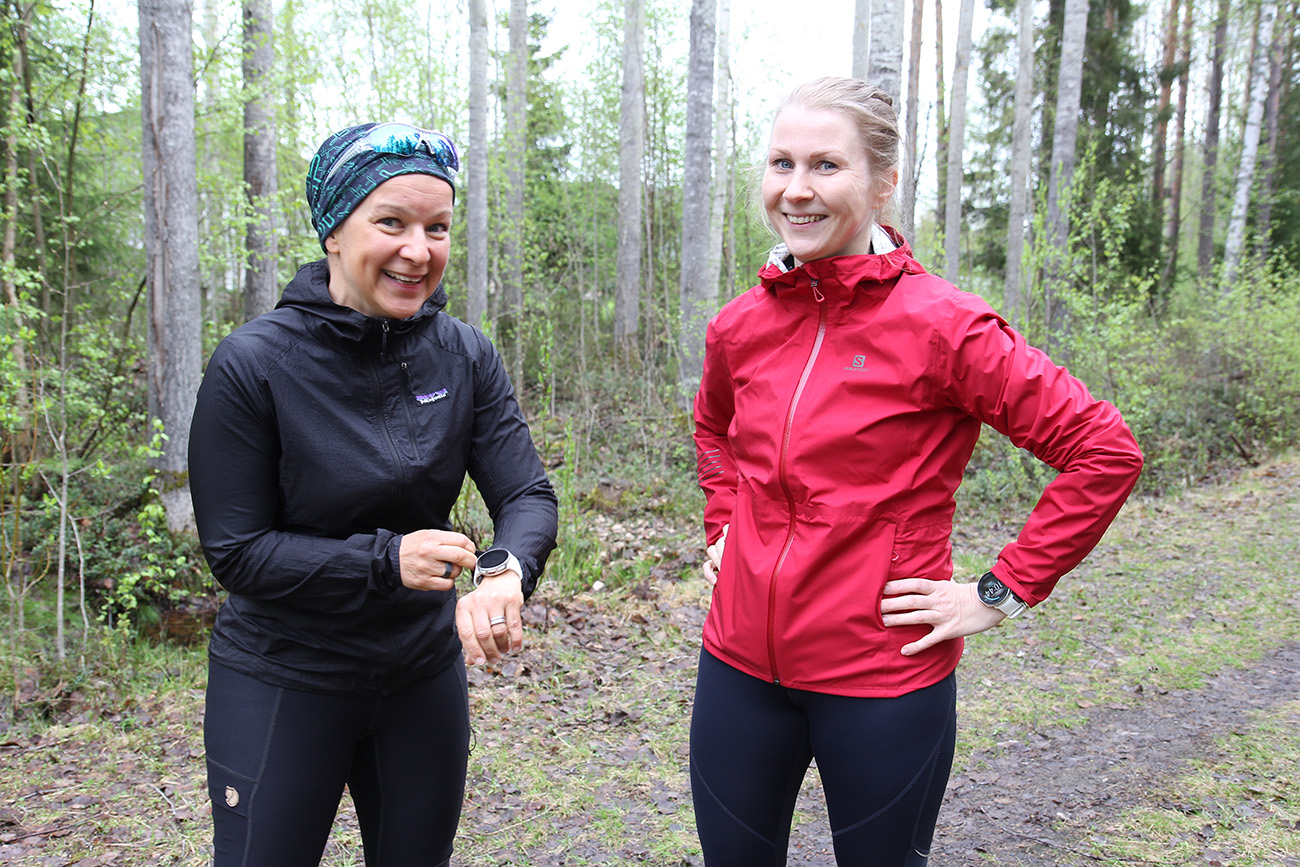 Riina Piipponen ja Susanna Kiviniitty seisovat juoksuvaatteet päällä ja hymyilevät.|Naiset juoksevat polkua pitkin.|Naiset sitovat kengännauhojaan.