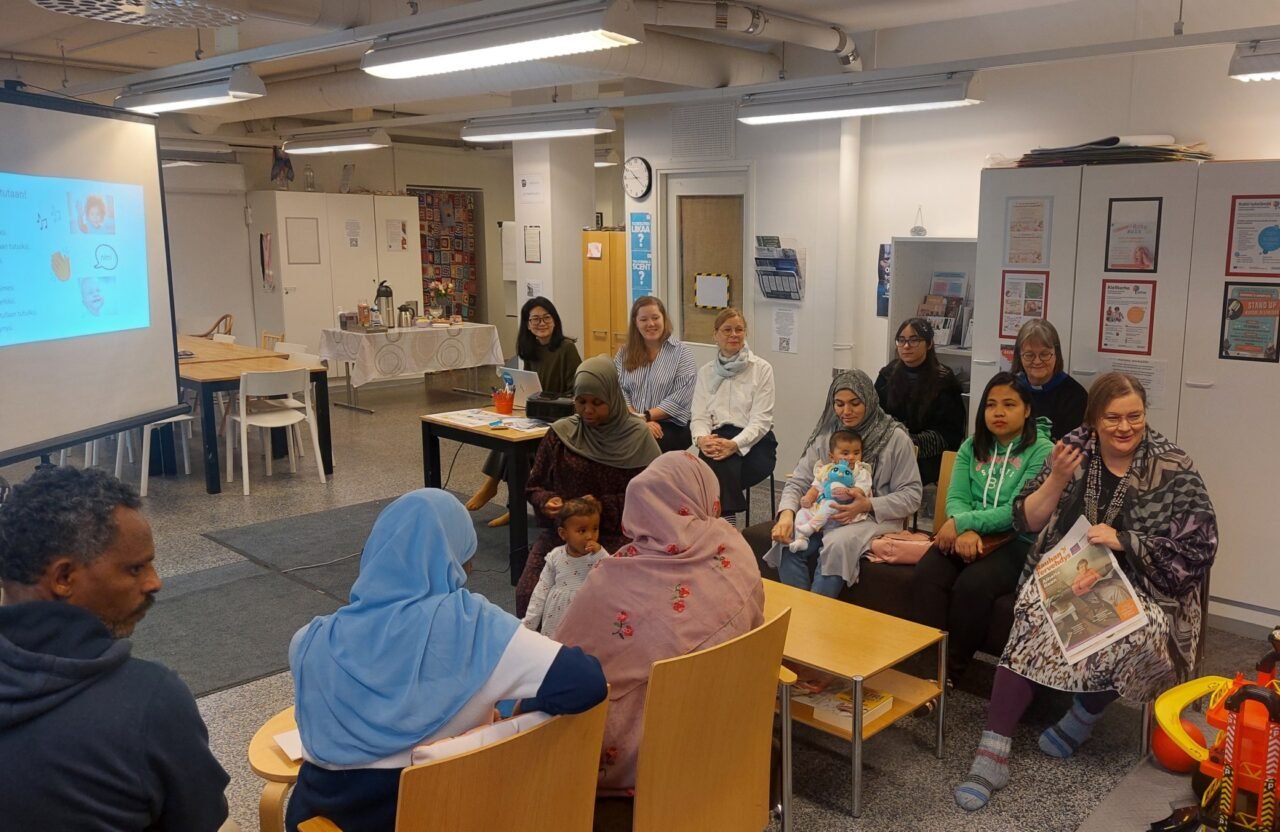 D-asemalla kokoontuva kielikerho maahanmuuttaneille vanhemmille.