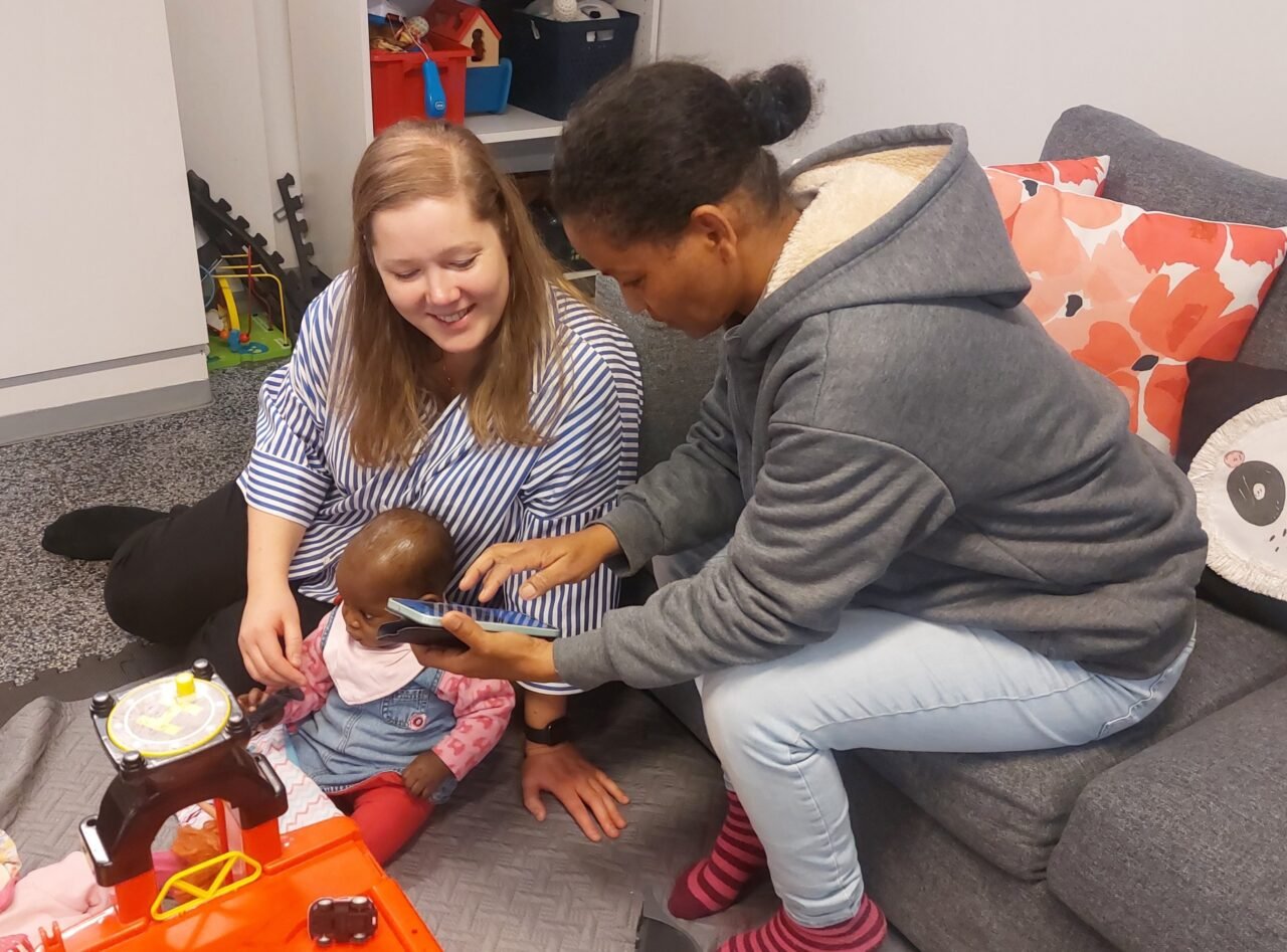 D-asemalla kokoontuva kielikerho.