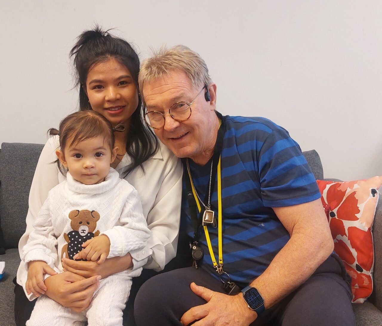 D-asemalla kokoontuva kielikerho. Kuvassa Fai, Eeva ja Arno Talvisara.