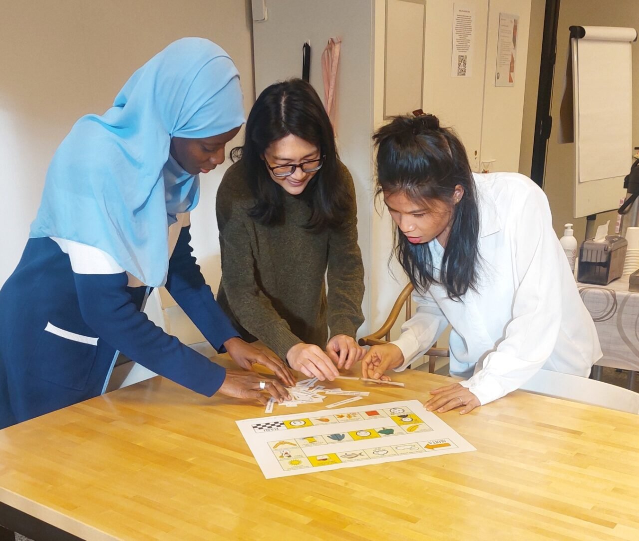 D-asemalla kokoontuva kielikerho.