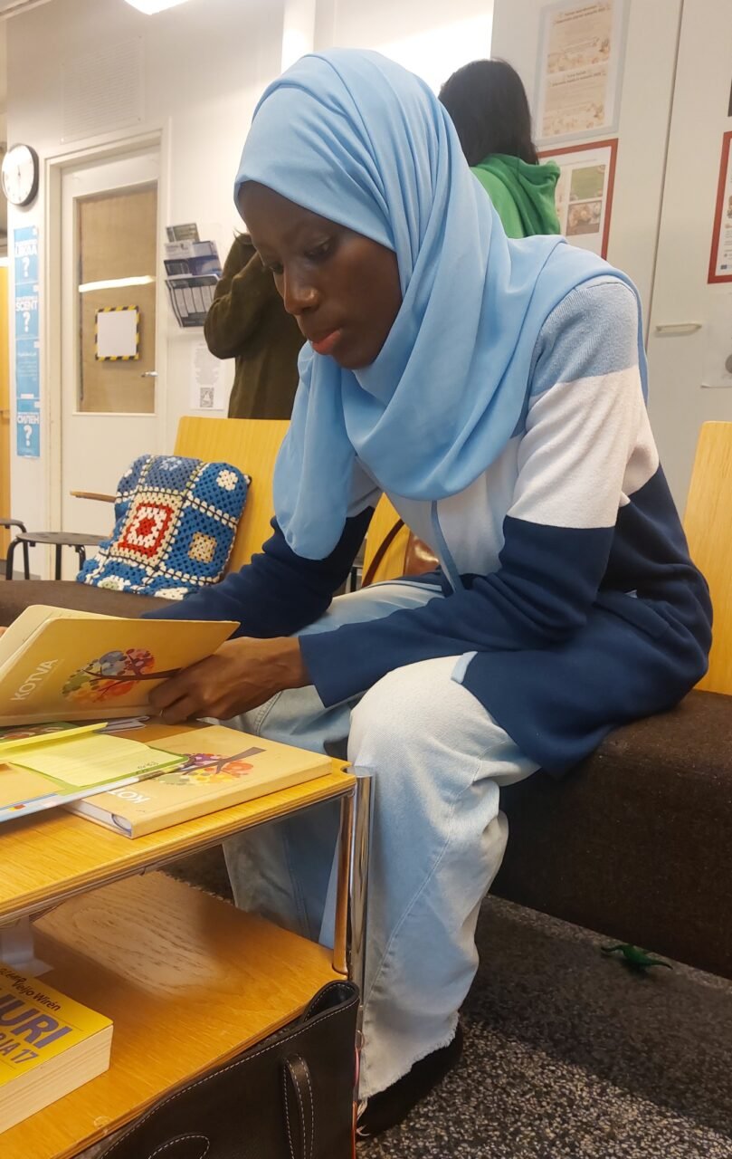 D-aseman kielikerho. Kuvassa Awa.