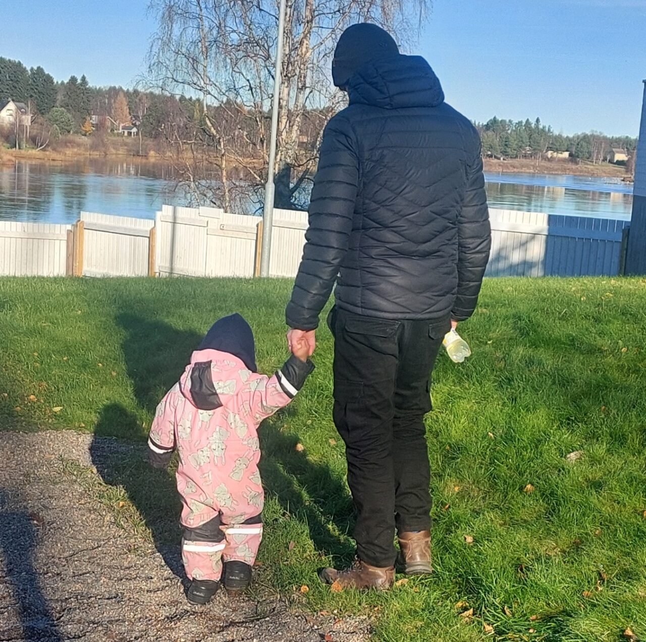 Isänpäivä, Lasse Rasinkangas leikkipuistossa adoptiotyttärensä Ellan kanssa.