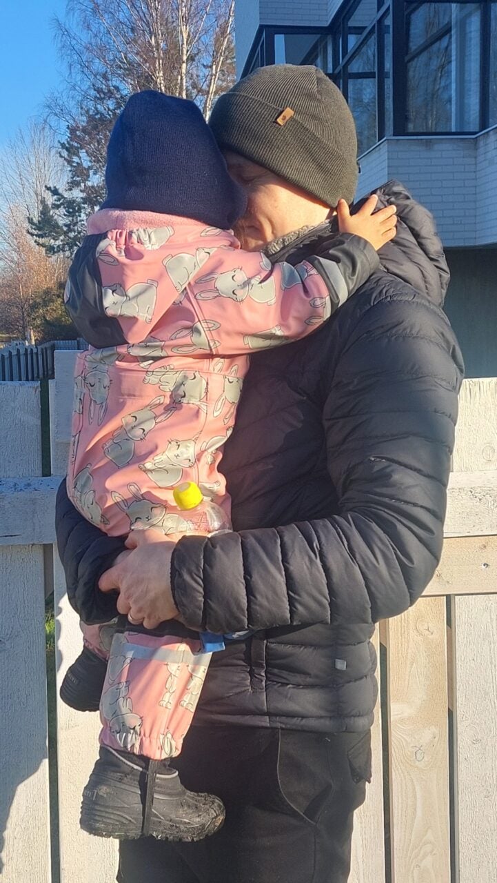 Adoptioisä Lasse Rasinkangas tyttärensä Ellan kanssa leikkipuistossa.