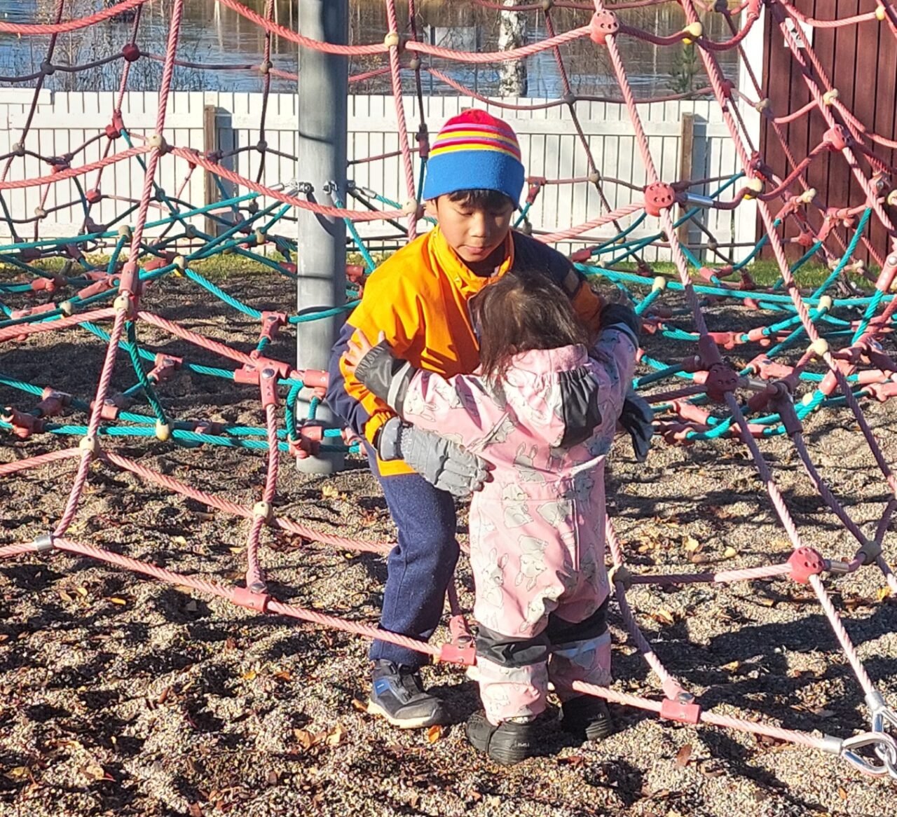 Adoptiolapset Onni ja Ella leikkipuistossa.