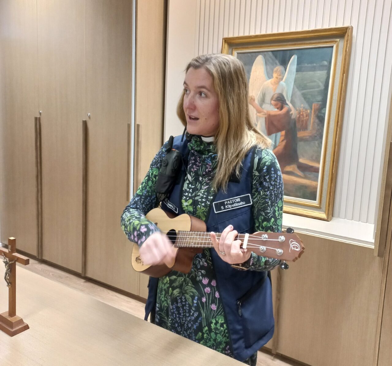 Vankilapastori Sanna Kilpelänaho soittaa ukulelea Oulun vankilan hengellisessä tilassa.