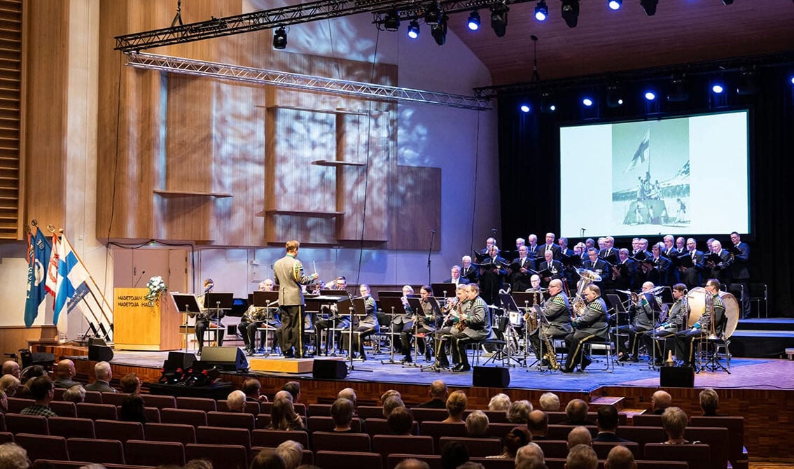 Oulun Tammenlehväkuoro ja MPK Pohjois-Suomen soittokunta.